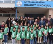 Obaköy İlkokulu binası, modern eğitim ortamı ve öğrencilerine sunduğu güvenli, dostane öğrenme alanıyla öne çıkıyor.