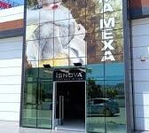 İsnova mağazasında modern tasarımlı deri çantalar, aksesuarlar ve stil sahibi moda ürünlerinin sergilendiği şık vitrin görüntüsü.