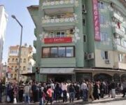 "Özveri Dershanesi öğrencileri sınıfta ders çalışıyor, öğretmen rehberliğinde eğitim alıyor, modern sınıf ve eğitim materyalleri ile desteklenen öğrenme ortamı."