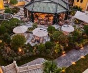 “Avlu Restaurant’ta şık ambiyans eşliğinde sunulan geleneksel ve modern lezzetler.”