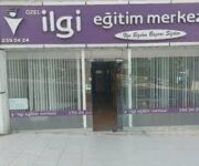 "Özel İlgi Etüd Eğitim Merkezi öğrencileri sınıfta ders çalışıyor, öğretmen rehberliğinde bireysel etüt ve grup dersleri alıyor, modern eğitim materyalleri ile donatılmış sınıf ortamı."
