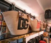 Gunart Bag mağazasında sergilenen kadın çanta ve aksesuar koleksiyonları, modern ve şık tasarımlar.