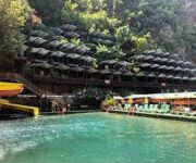 Dimçayı Pınarbaşı Restaurant’ta suyun üzerine kurulu masalarda doğa manzaralı keyifli yemek deneyimi 🌊