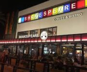 “Alanya Shakespeare Coffee & Bistro’da modern dekorasyon, kahve çeşitleri ve dünya mutfağı lezzetleri”