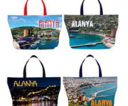 Eko Baskı Çanta mağazasında sergilenen kadın ve erkek için modern ve şık baskılı çanta modelleri.