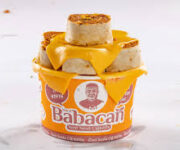 Alanya Merkez’deki Babacan Çiğ Köfte şubesinde servis edilen dürüm çiğköfte ve taze garnitürler