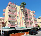 Baronessa Apart Hotel Alanya’nın şehir merkezindeki modern binası ve açık yüzme havuzu