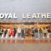 Royal Leather Alanya mağazasında el yapımı deri ceketler, çantalar ve aksesuarlar sergileniyor.