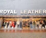Royal Leather Alanya mağazasında el yapımı deri ceketler, çantalar ve aksesuarlar sergileniyor.