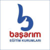 "BAŞARIM EĞİTİM KURUMLARI MERKEZ öğrencileri modern sınıf ortamında ders çalışıyor, öğretmen rehberliğinde bireysel ve grup dersleri alıyor, eğitim materyalleri ile desteklenen öğrenme alanı."