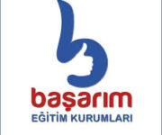 "BAŞARIM EĞİTİM KURUMLARI MERKEZ öğrencileri modern sınıf ortamında ders çalışıyor, öğretmen rehberliğinde bireysel ve grup dersleri alıyor, eğitim materyalleri ile desteklenen öğrenme alanı."