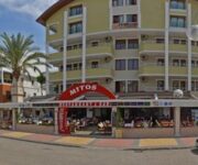 Mitos Apart Hotel’in balkonlu daireleri ve açık yüzme havuzu Oba Alanya’da güneşli bir günde.