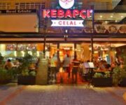 Kebapçı Celal’de közde pişmiş kebap ve mezelerle dolu sofradan bir kare