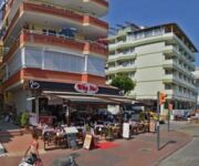 Turan Sport Bar Alanya’da büyük ekranlarda canlı maç yayını izleyen misafirler ve spor temalı dekorasyon