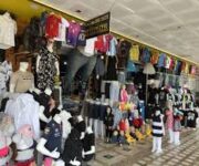 Alanya Center Tekstil mağazasında sergilenen kaliteli giyim ve ev tekstili ürünleri – Alanya’da modayı ve konforu bir araya getiren mağaza.