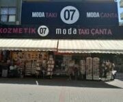 Moda Takı Çanta mağazasında sergilenen kadın çantaları, takı aksesuarları ve modern kombin seçenekleri.