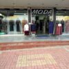 Moda Giyim Alanya – Kadın ve erkek giyim ürünlerinin şık ve modern bir şekilde vitrinlerde sergilendiği mağaza, farklı tarz ve kombin seçenekleri sunuyor.