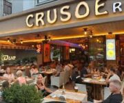 Crusoe Restaurant Steak House Cafe Bar’da deniz manzarası eşliğinde et ve dünya mutfağı lezzetleri.