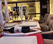 Nobel Restaurant & Pizzeria’da taş fırında pişmiş pizzalar ve zengin menü.