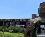 Lui Beach & Lounge’da deniz kenarında şezlonglar, serinletici kokteyller ve şık atmosfer.