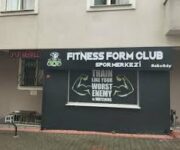 “Form Club Spor Yaşam Merkezi’nde modern fitness salonu, grup dersleri ve sağlıklı yaşam aktiviteleri”