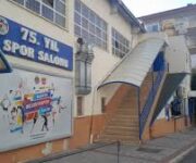 “75. Yıl Spor Salonu’nda modern ekipmanlarla spor yapan kişiler”