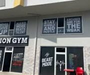 “Lion Gym Spor Salonu’nda fitness ve ağırlık antrenmanı yapan sporcular”