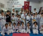 “Alanya Şampiyon Spor Kulübü’nde taekwondo, kickboks ve boks antrenmanı yapan sporcular”