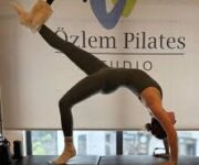 “Özlem Pilates Studio’da reformer pilates ve mat pilates yapan katılımcılar”