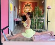 “Sude’s Vip Pilates Studio’da modern ekipmanlarla pilates yapan katılımcılar”