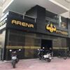 “Arena Fitness Center’da modern ekipmanlarla spor yapan katılımcılar”