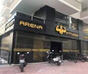 “Arena Fitness Center’da modern ekipmanlarla spor yapan katılımcılar”