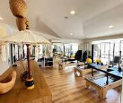 “Retrofit Pilates Studio’da reformer ve mat pilates yapan katılımcılar”