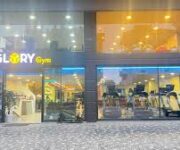 “Glory Gym’de ağırlık ve kardiyo antrenmanı yapan sporcular”