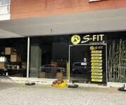 “S-FIT EMS-EMA Fitness Studio Alanya’da EMS teknolojisi ile kişisel antrenman yapan sporcu”