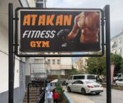 “Atakan Fitness Salonu’nda modern ekipmanlarla spor yapan üyeler”