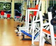 “Ali’s Gym Fitness’ta ağırlık ve kardiyo ekipmanlarıyla antrenman yapan sporcular”