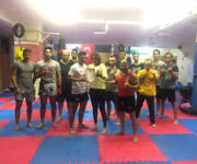 “Do Fighters Spor Kulübü’nde İrfan Berme eşliğinde Muay Thai ve kickboks antrenmanı yapan sporcular”