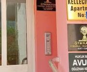 “Gymnasium Personal Training Studio’da kişiye özel antrenman yapan sporcu”