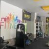 “Be-Fit Fitness salonunda modern ekipmanlarla antrenman yapan sporcular”