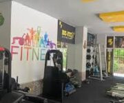 “Be-Fit Fitness salonunda modern ekipmanlarla antrenman yapan sporcular”