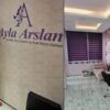 “Ayla Arslan Güzellik Merkezi’nde saç tasarımı ve ayak bakımı hizmeti alan müşteri”