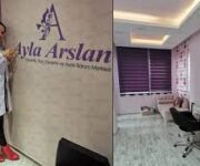 “Ayla Arslan Güzellik Merkezi’nde saç tasarımı ve ayak bakımı hizmeti alan müşteri”