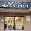 “Rapunzel Hair Studio’da saç tasarımı ve bakım hizmeti alan müşteri”