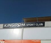 “Kingdom Sport Club’da fitness ekipmanlarıyla antrenman yapan sporcular”