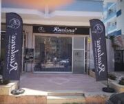 “B Star’da profesyonel protez tırnak ve ipek kirpik uygulaması yapılan müşteri”