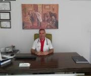“Op. Dr. Ali Dulum, KBB uzmanı ve medikal estetik uygulamalarıyla hastalarını muayene ediyor”