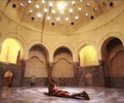 "Çemberlitaş Hamamı – Osmanlı döneminden günümüze ulaşan tarihi hamamın otantik mimarisi ve sıcak atmosferi."