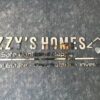 Izzys Homes’un modern mimarisi ve konforlu yaşam alanlarını yansıtan dış cephe görünümü