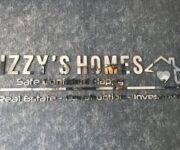 Izzys Homes’un modern mimarisi ve konforlu yaşam alanlarını yansıtan dış cephe görünümü